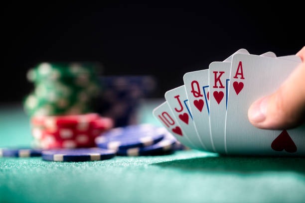 Community card progression on spinbet Flop, turn, and river stages displayed on spinbet Texas Poker table